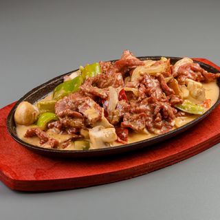 Говядина с грибами в сливочном соусе