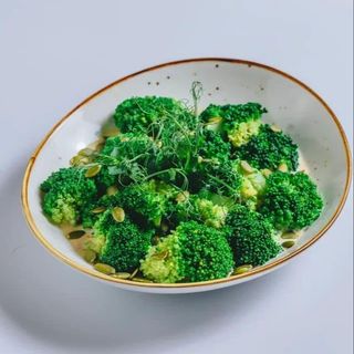 Брокколи под кунжутным соусом