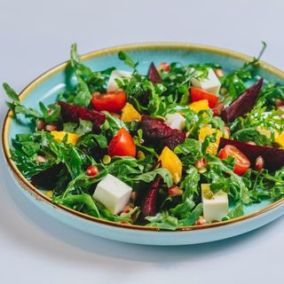 Салат свекольный с рукколой
