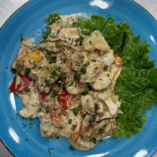 Судак с овощами в сливочном соусе