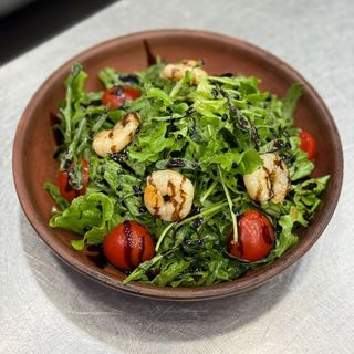 Салат с рукколой и креветками