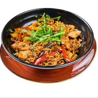 ЖАРЕНЫЙ РАМЕН С КУРИЦЕЙ