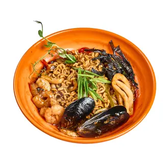 ЖАРЕНЫЙ РАМЕН С МОРЕПРОДУКТАМИ