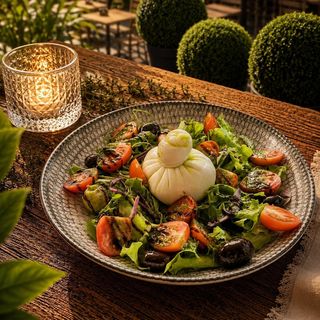 Буррата с микс-зелени и оливками (220г)