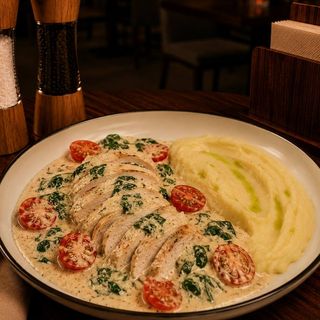 Куриная грудка в сливочном соусе со шпинатом и картофельным пюре (350г)