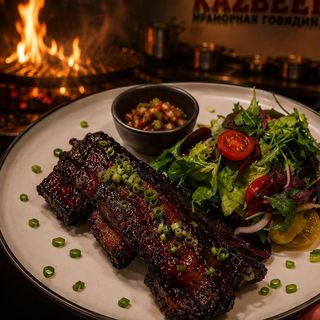 Томлёное мясо теленка на ребре под соусом BBQ (450г)