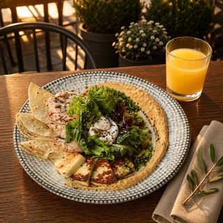 Завтрак с хумусом и куриной грудкой