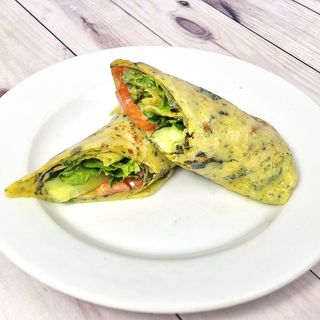 Блин со шпинатом и начинкой из форели, свежего огурца и листа салата