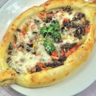 Пиде с мясным фаршем и перцем халапеньо