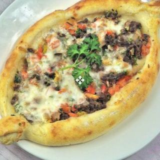 Пиде с мясным фаршем и перцем халапеньо