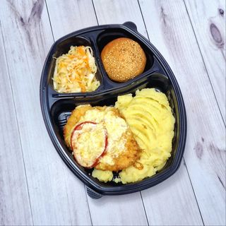 Ланч бокс №54 (отбивная куриная с помидорами и сыром + картофельное пюре)