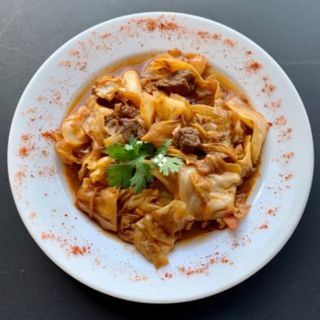 Мясо тушеное с капустой