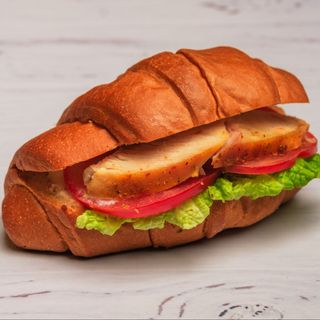 Круассан с куриным филе