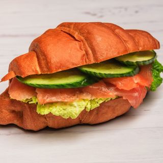 Круассан с лососем и свежим огурцом (130 гр.)