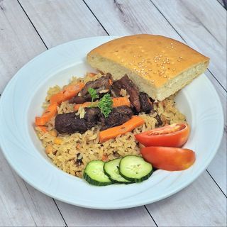 Плов с говядиной, нутом и изюмом