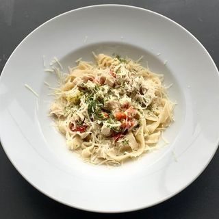 Паста с соусом, овощами и курицей