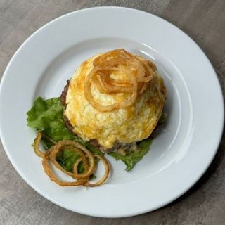 Котлета рубленая из говядины под шубой с картофелем.