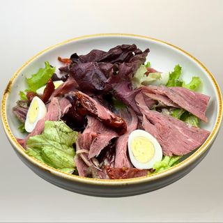 Салат с говядиной и вялеными томатами