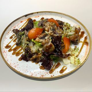 Тёплый салат с шампиньонами и говядиной
