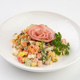 Оливье с докторской колбасой