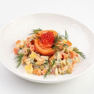 Оливье с лососем и красной икрой