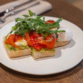 Яйцо пашот с авокадо