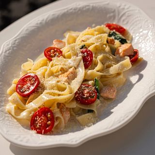 Феттучини с лососем