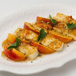 Жареный халуми с нектарином