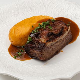 Томленый брискет с картофельным пюре