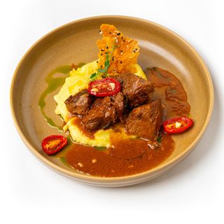 Щечки с картофельным пюре и соусом демиглас
