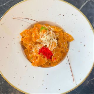 Фарфале с семгой и томатным соусом