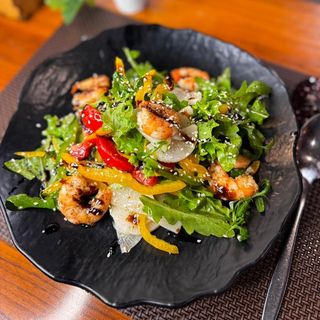 Салат с креветкой в медово-горчичном соусе 