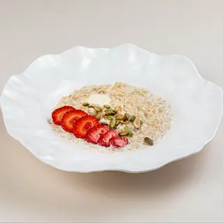 Каша овсянная c клубникой