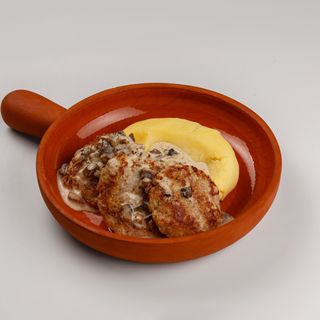 Котлеты из индейки в сливочно-грибном соусе