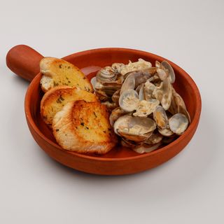 Моллюски вонголе с чесночным соусом