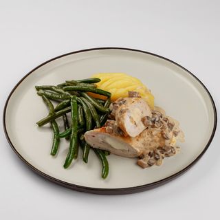 Куриный рулет в сливочно-грибном соусе