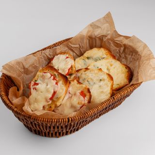 Чесночный хлеб с начинкой