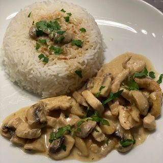 Курица с грибами в сливочном соусе с рисом
