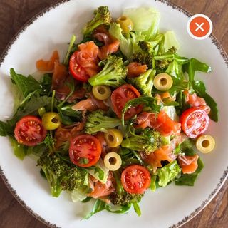 Салат с маринованной сёмгой и печёным брокколи