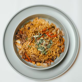 Wok с говядиной тонкой лапшой