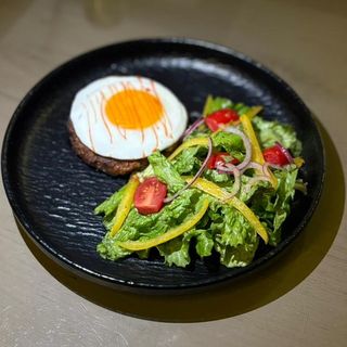 Бифштекс с микс салатом.