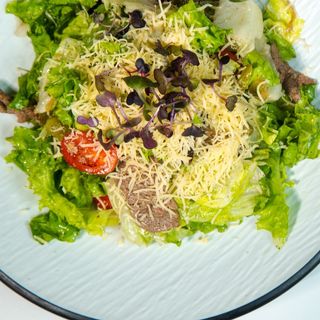 Теплый салат с говядиной под сливочным соусом