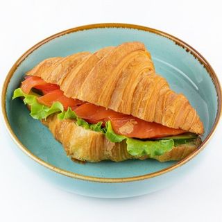 Круассан с лососем