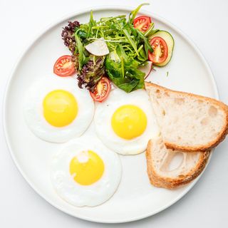 Завтрак яичница глазунья