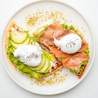  Сытный завтрак с яйцом  пашот и лососем