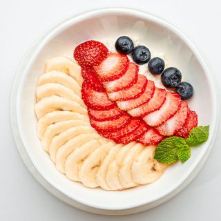 Творог с бананом и ягодами