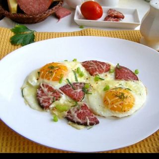 Яичница с колбасой 