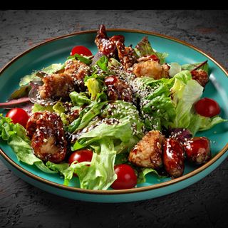 Салат с хрустящей курицей в азиатском соусе (300г)