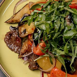 Овощной Гриль Салат С Говядиной В Чили Соусе (280г)