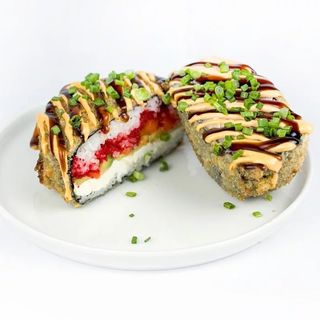 Бургер ролл с лососем